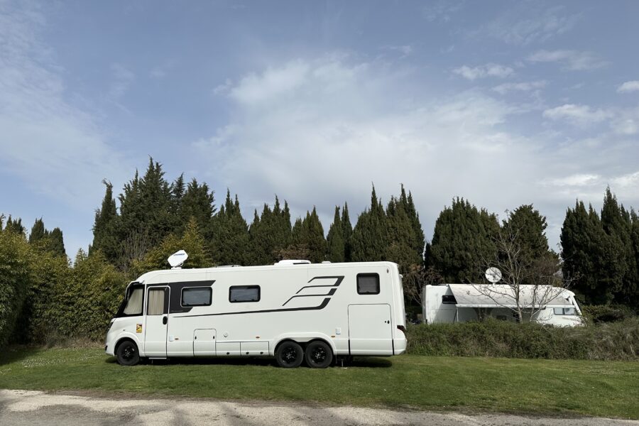 Camping pour grands camping-cars en Provence : emplacements XXL à Saint-Rémy